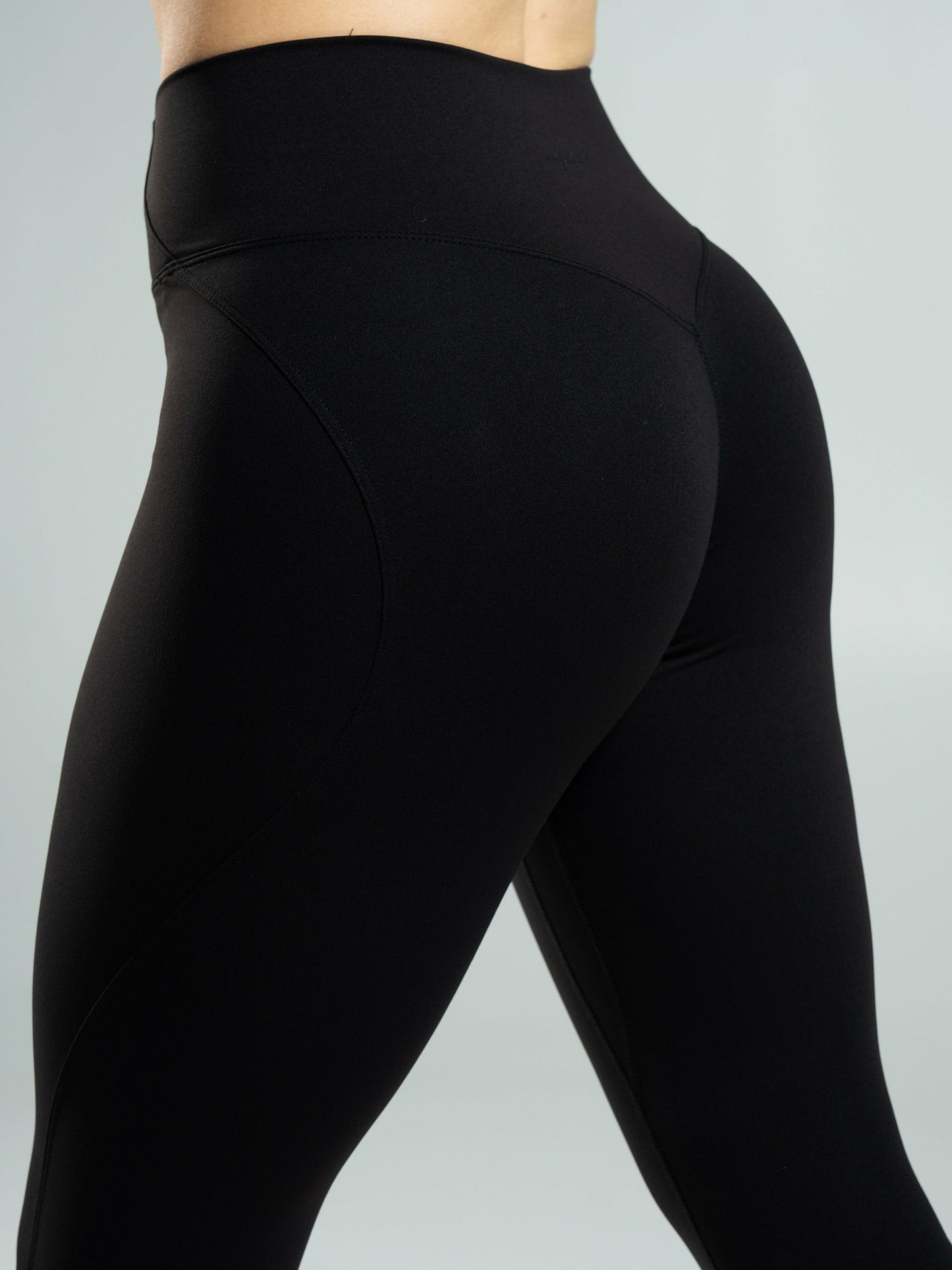 Aura Ultra-High Rise Legging - Black | Alphalete