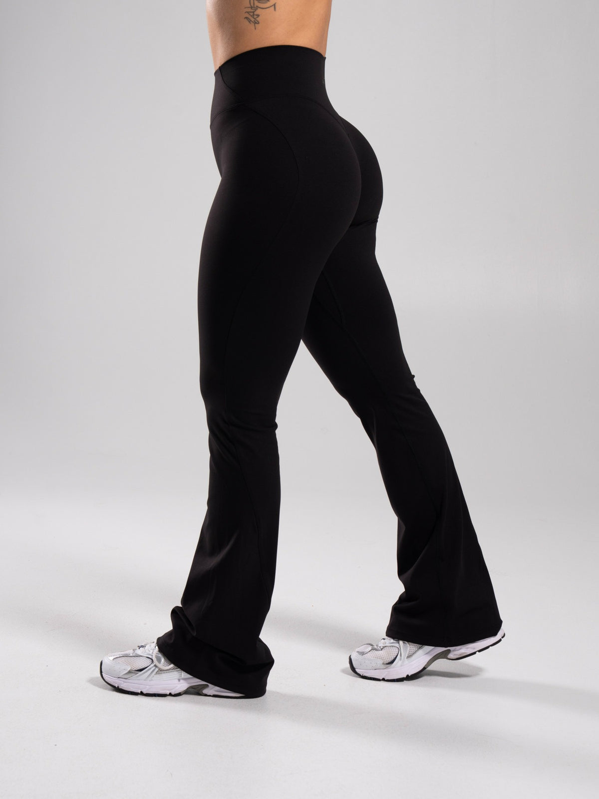 Aura Ultra-High Rise Flared Pant - Black | Alphalete