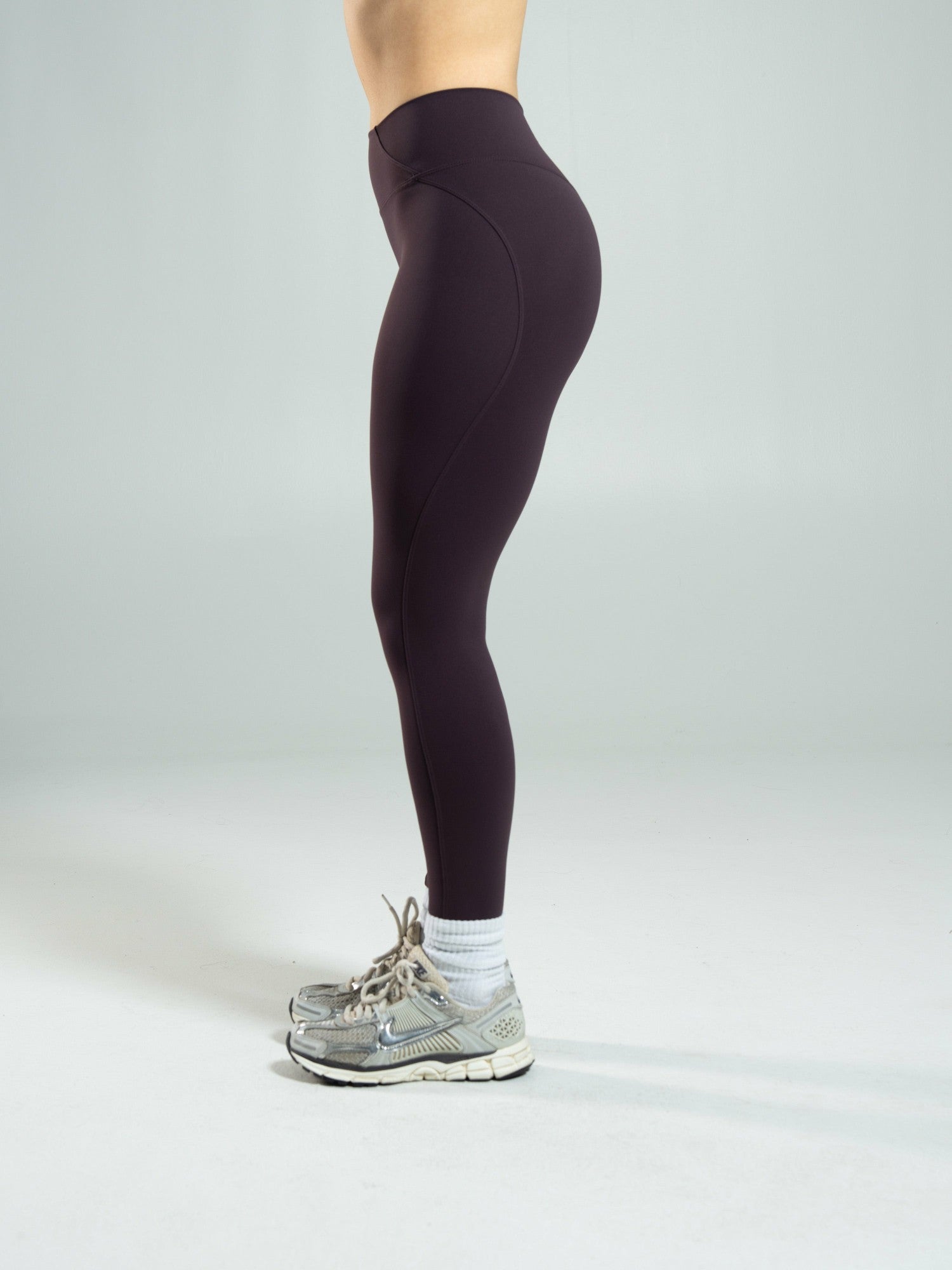 Aura Ultra-High Rise Legging - Black Garnet | Alphalete