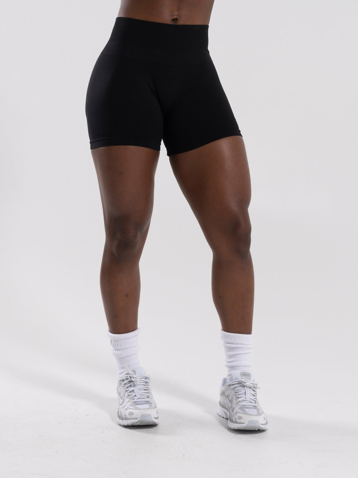 Pump Mid Rise Short - Black - Workout Clothes For Women | Alphalete