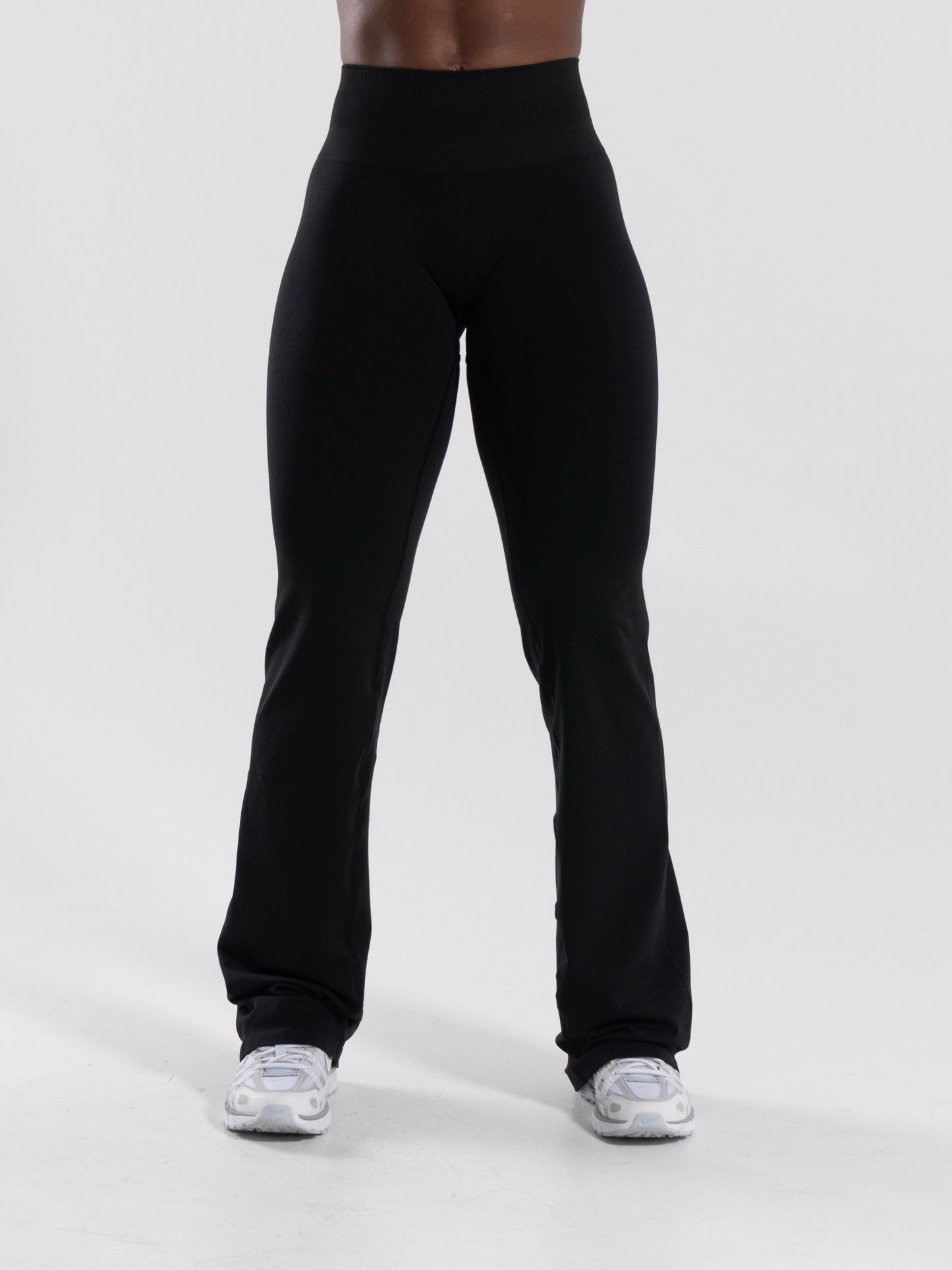Pump Mid Rise Flared Pant - Black | Alphalete
