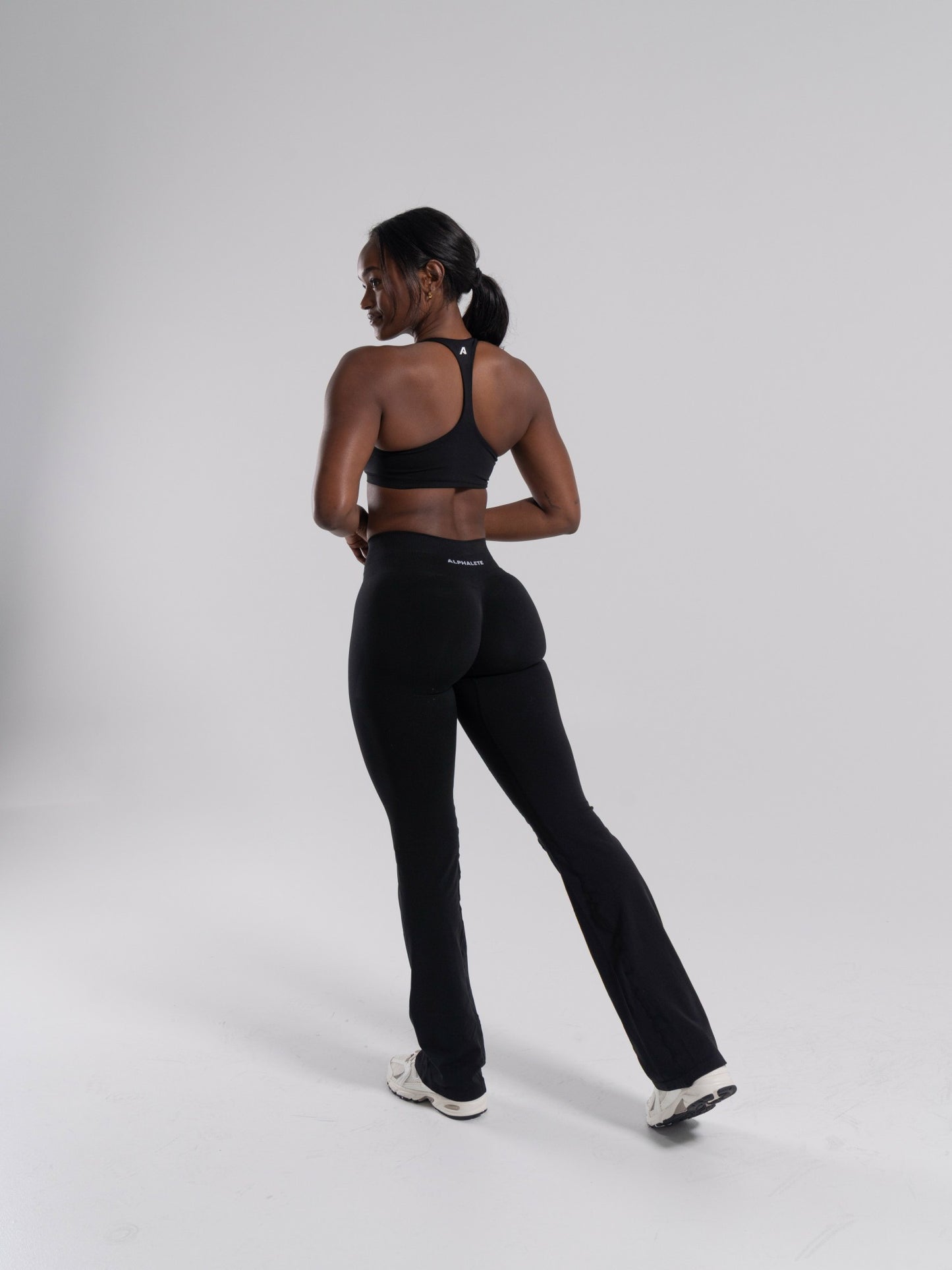 Pump Mid Rise Flared Pant Long - Black | Alphalete