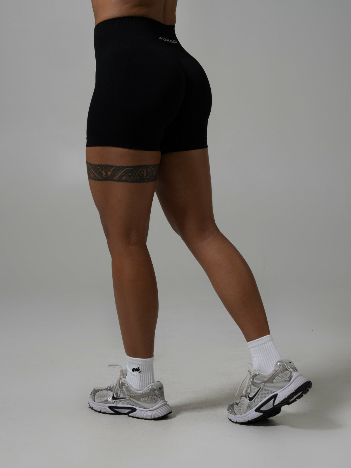 Contour Mid Rise Short - Black - Workout Clothes For Women | Alphalete