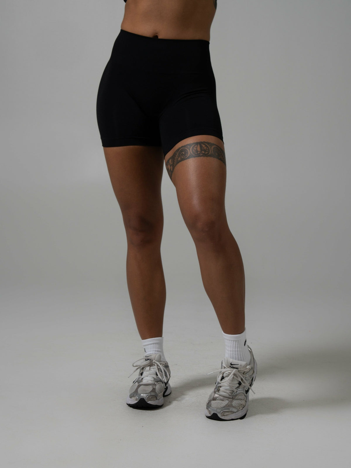 Contour Mid Rise Short - Black - Workout Clothes For Women | Alphalete