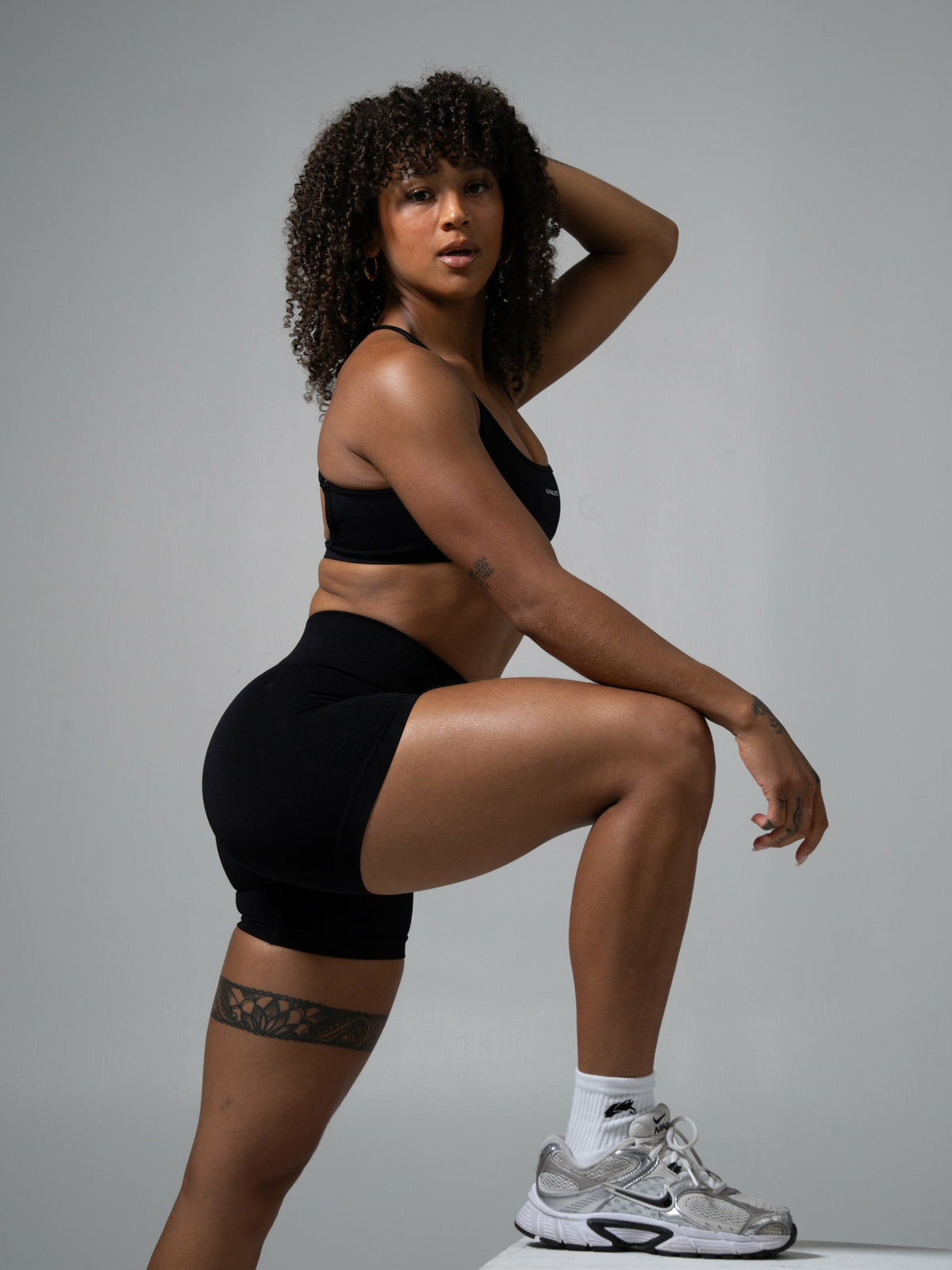 Contour Mid Rise Short - Black - Workout Clothes For Women | Alphalete