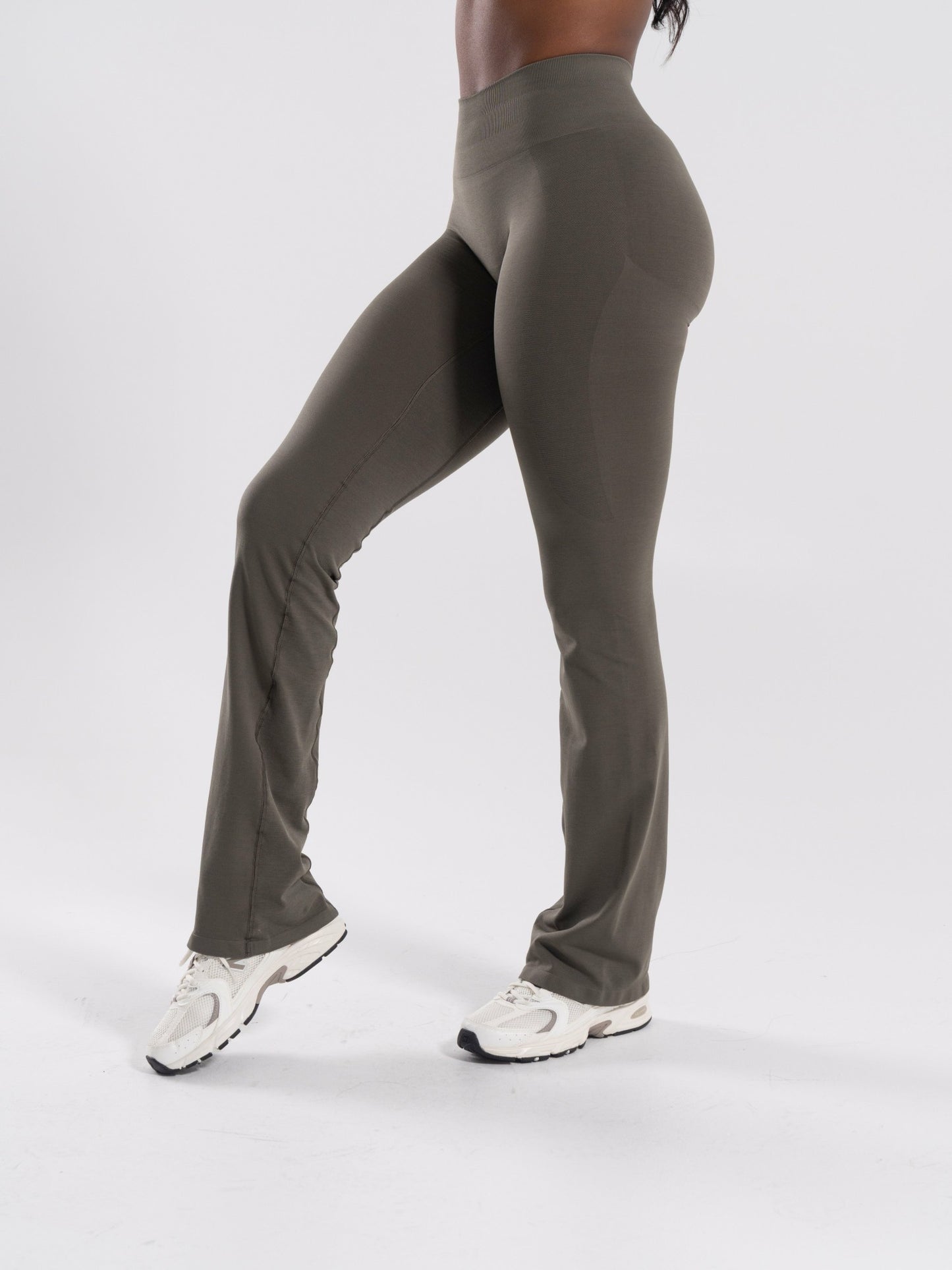 Pump Mid Rise Flared Pant Long - Khaki | Alphalete