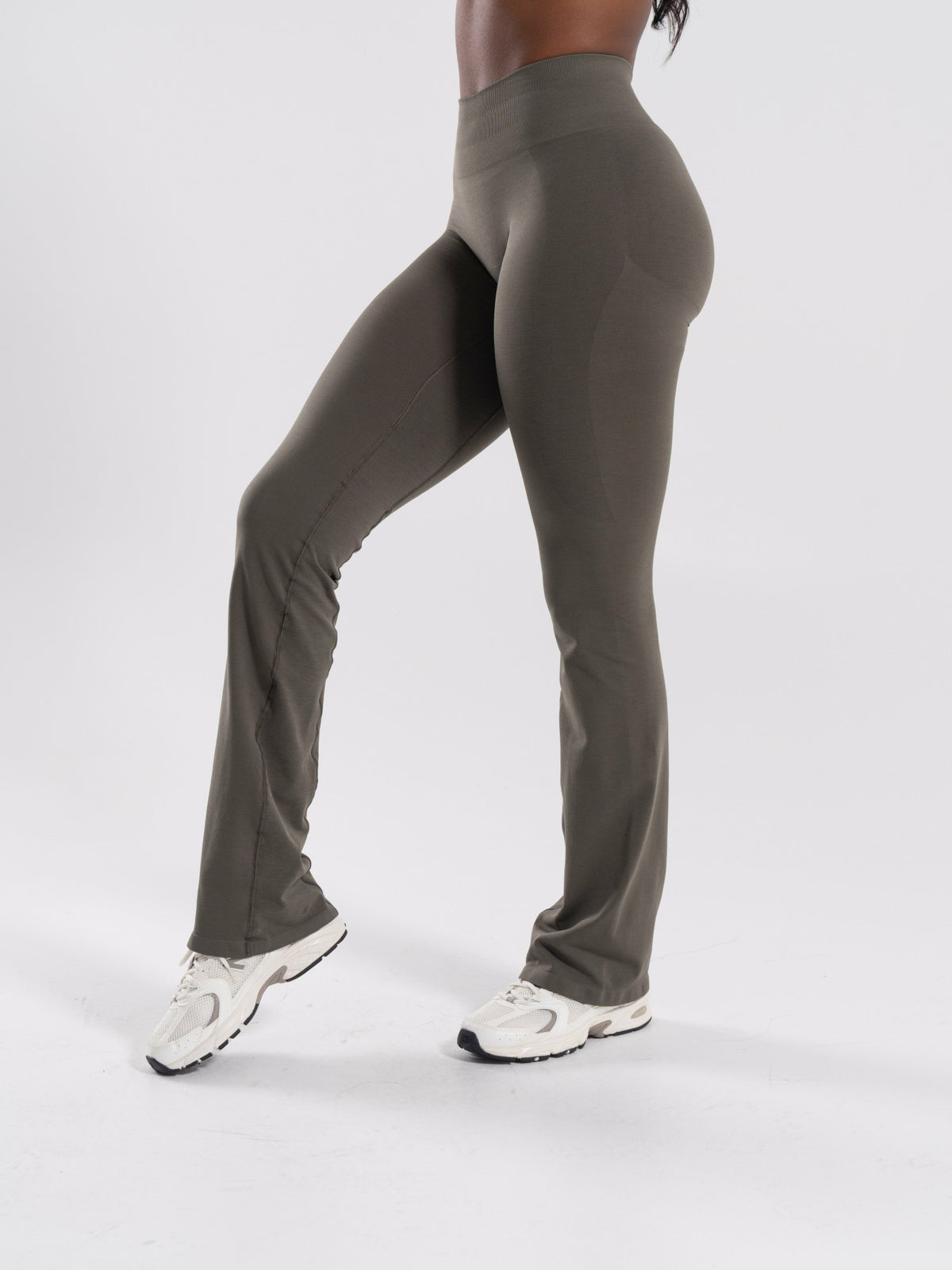 Pump Mid Rise Flared Pant Long - Khaki | Alphalete