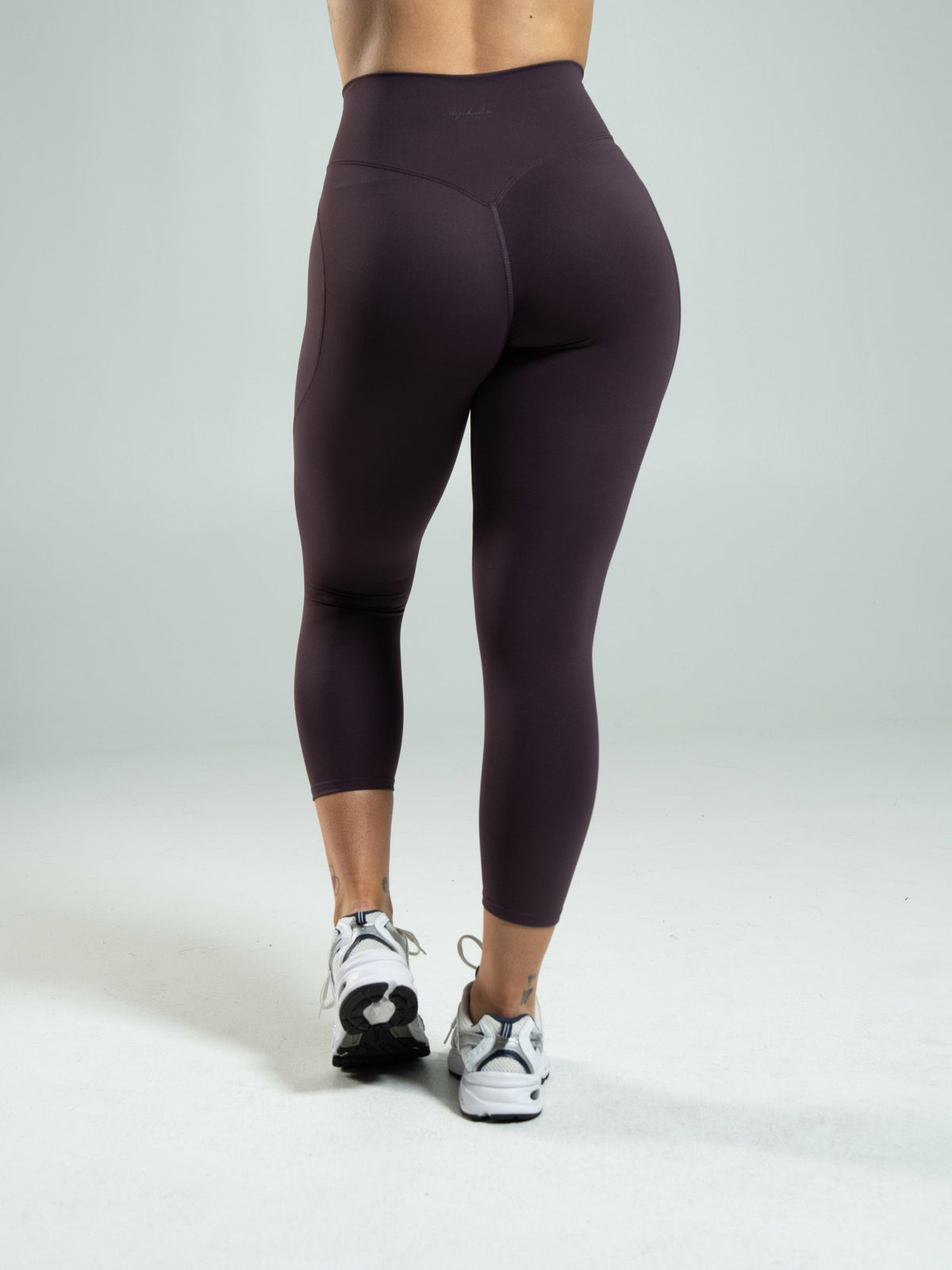 Aura Ultra-High Rise Capri - Black Garnet | Alphalete