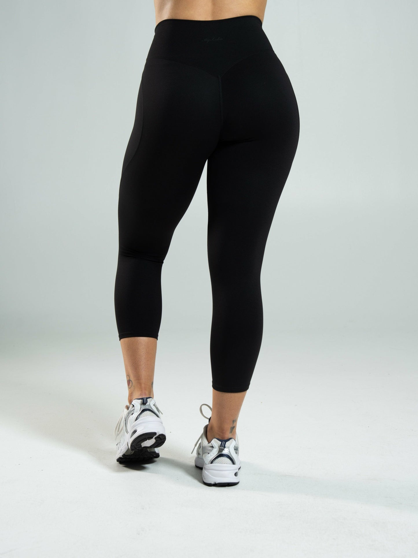 Aura Ultra-High Rise Capri - Black - Workout Clothes | Alphalete