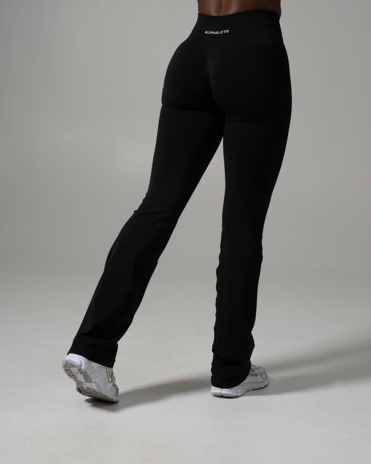 Pump Mid Rise Flared Pant Long - Black | Alphalete