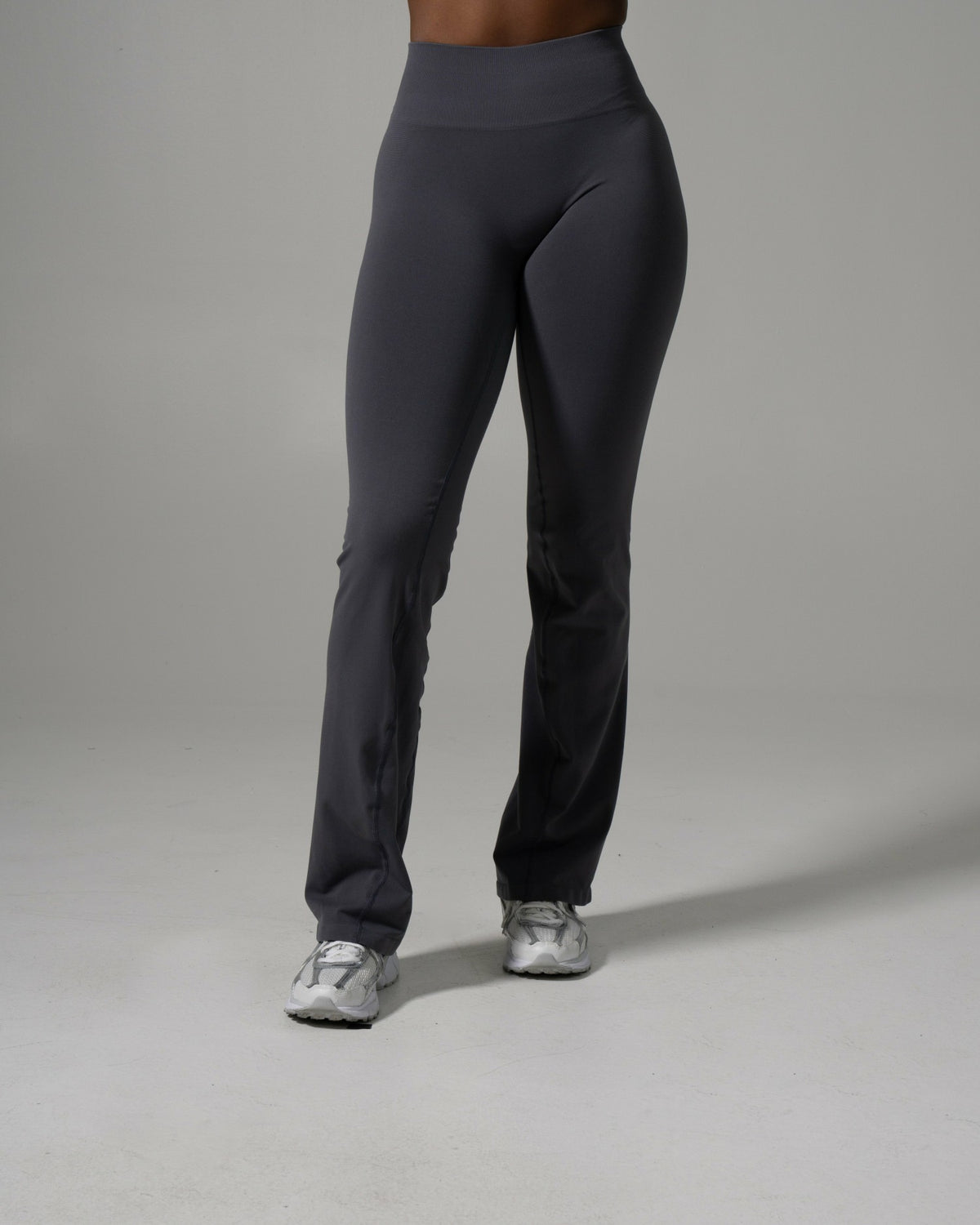 Pump Mid Rise Flared Pant Long - Thunderstorm | Alphalete