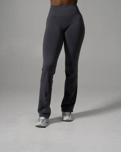 Pump Mid Rise Flared Pant Long - Thunderstorm | Alphalete