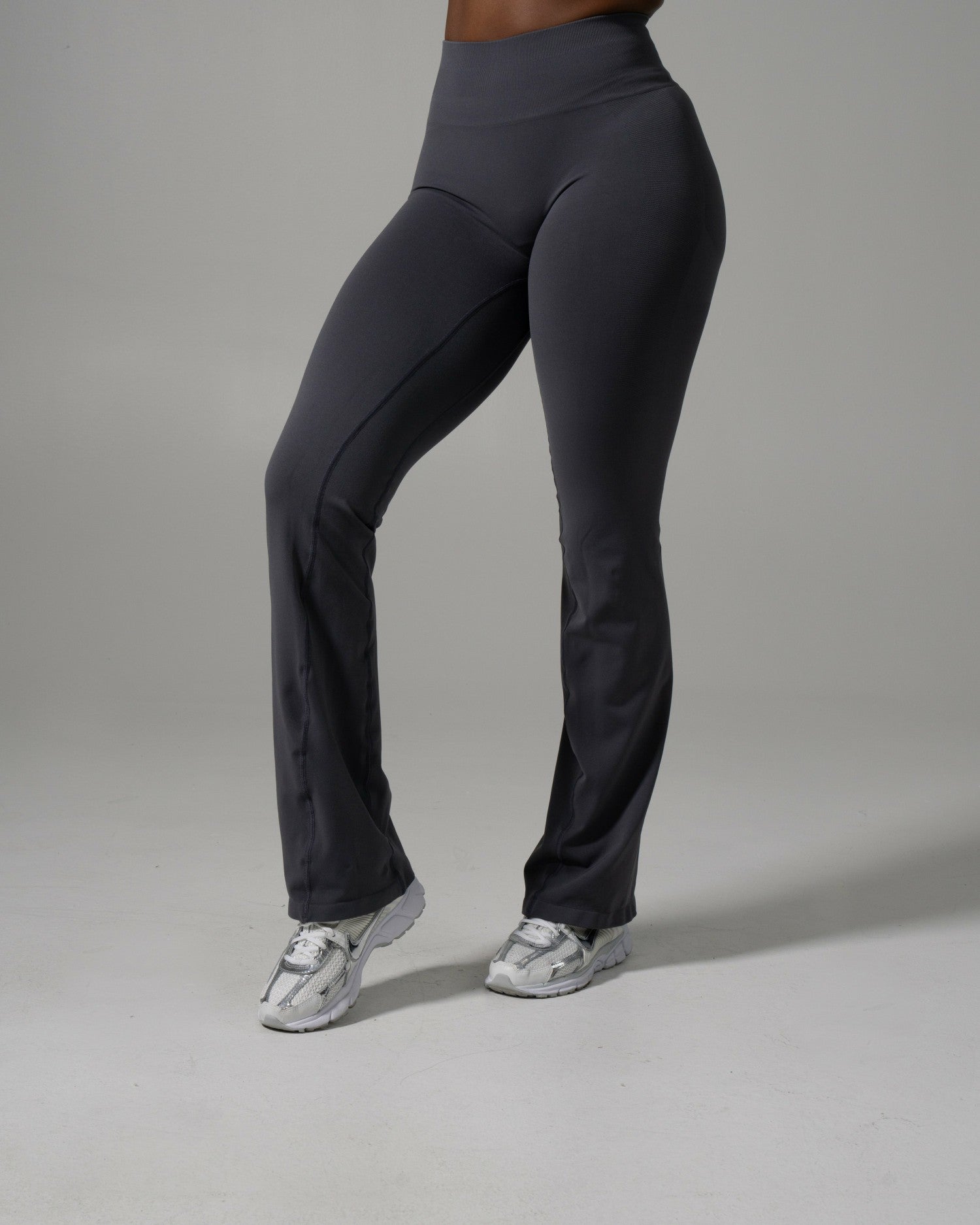 Pump Mid Rise Flared Pant Long - Thunderstorm | Alphalete